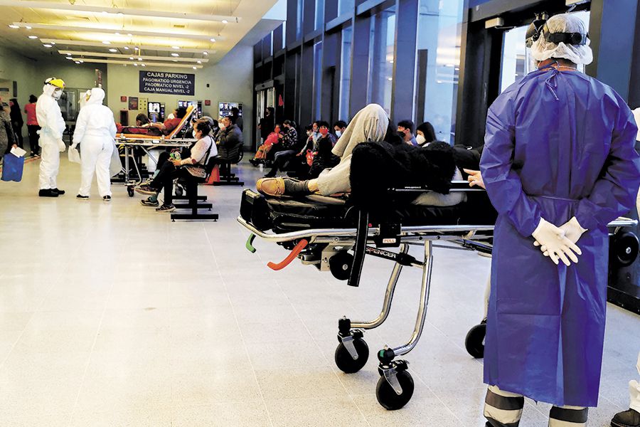 latercera's tweet photo. 🏥 Atenciones médicas caen 62% en junio: la mayor baja se registra en pediatría. Expertos llaman a reforzar red e incrementar telemedicina para frenar otra crisis sanitaria https://t.co/z742R4eBhg https://t.co/i8EeidespE