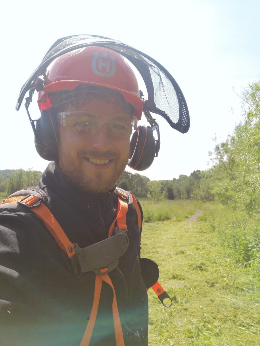TCVScotland's tweet image. Excited to finally be back in a small capacity with our @EPIC_OCHILS project. Over in Tillicoultry, works were happening to clear overgrown paths to allow access for local residents to enjoy their local greenspace 🙌 People + Nature! #SafelyBacktoWork