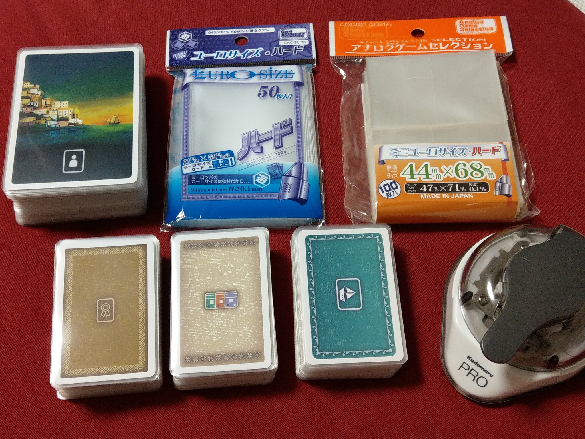 ちと ここにハードスリーブに入れてパンパンになったアマルフィと 100均の工作用紙があるじゃろ これを こうして こうじゃ 雑にハサミで切って目分量で手で折り曲げただけ ボドゲ工作部 T Co An2twengpc Twitter