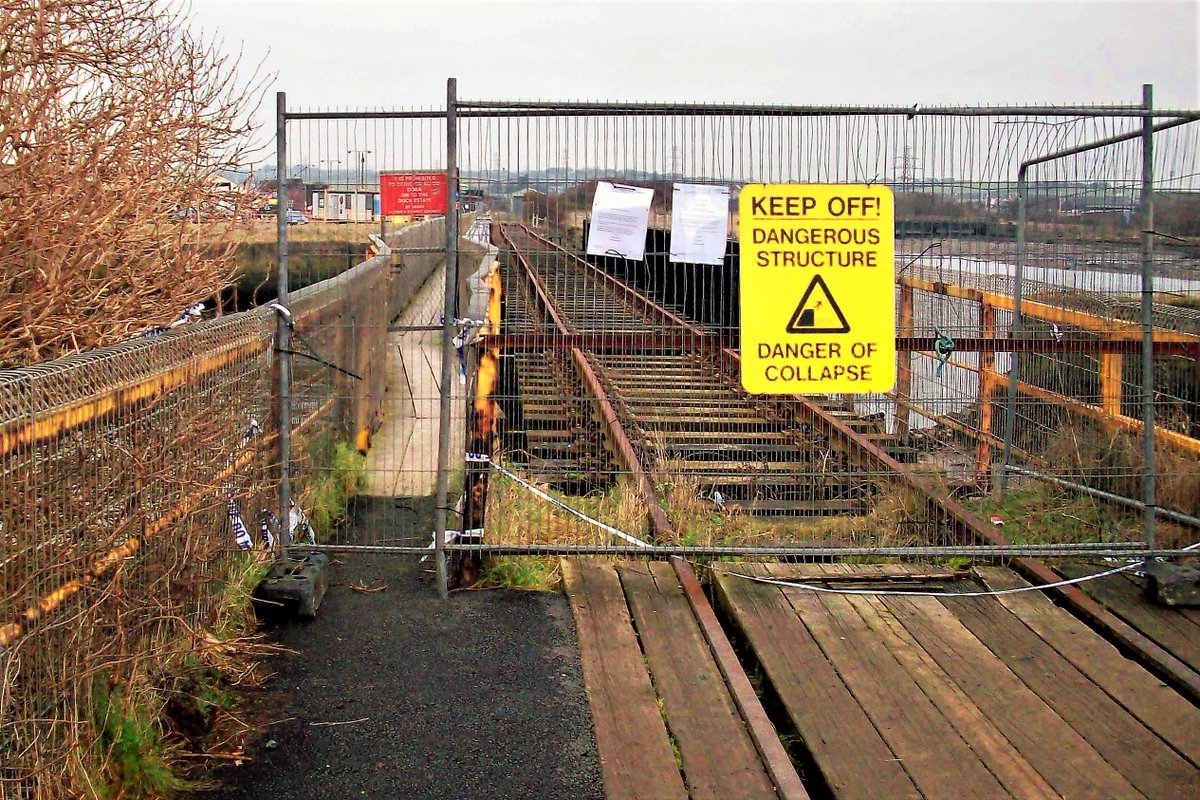 StanLeigh18's tweet photo. A short series of images of #Workington #Bridges - these taken in Jan 2010
#CalvaBridge - including fractured arch
#HarbourRailBridge - since removed
#NorthSideBridge - destroyed
#Navvies footbridge - destroyed
@CumberlandPics @TMaryporters
Tomorrow- the recovery & replacements https://t.co/BiiWzetEDK