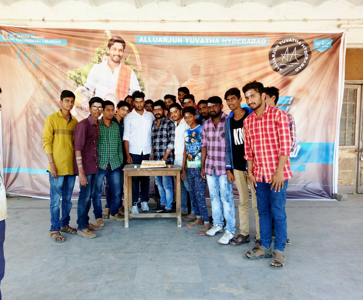 vsaikumarkosuri's tweet photo. #DJFirstLook Celebrations by @alluarjun Yuvatha HYD

#duvvadajagannadham 

#3YearsForDJSensation
#Pushpa @alluarjun https://t.co/BJT2YdN98d