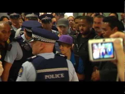 iconic moment when two e girls stole justin bieber's at when he touched down in new Zealand 