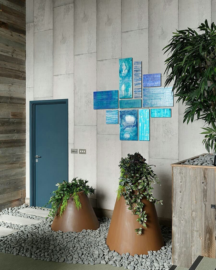 Representing water: A series of bespoke paintings on aluminium Dibond panels. The artwork in @Lyonsplace is one of a kind &amp; became our water element when fulfilling the project brief.
​
Art consultant | Artelier
Artist | @juliabrookerstudio
#interiordesign #londoninteriordesign