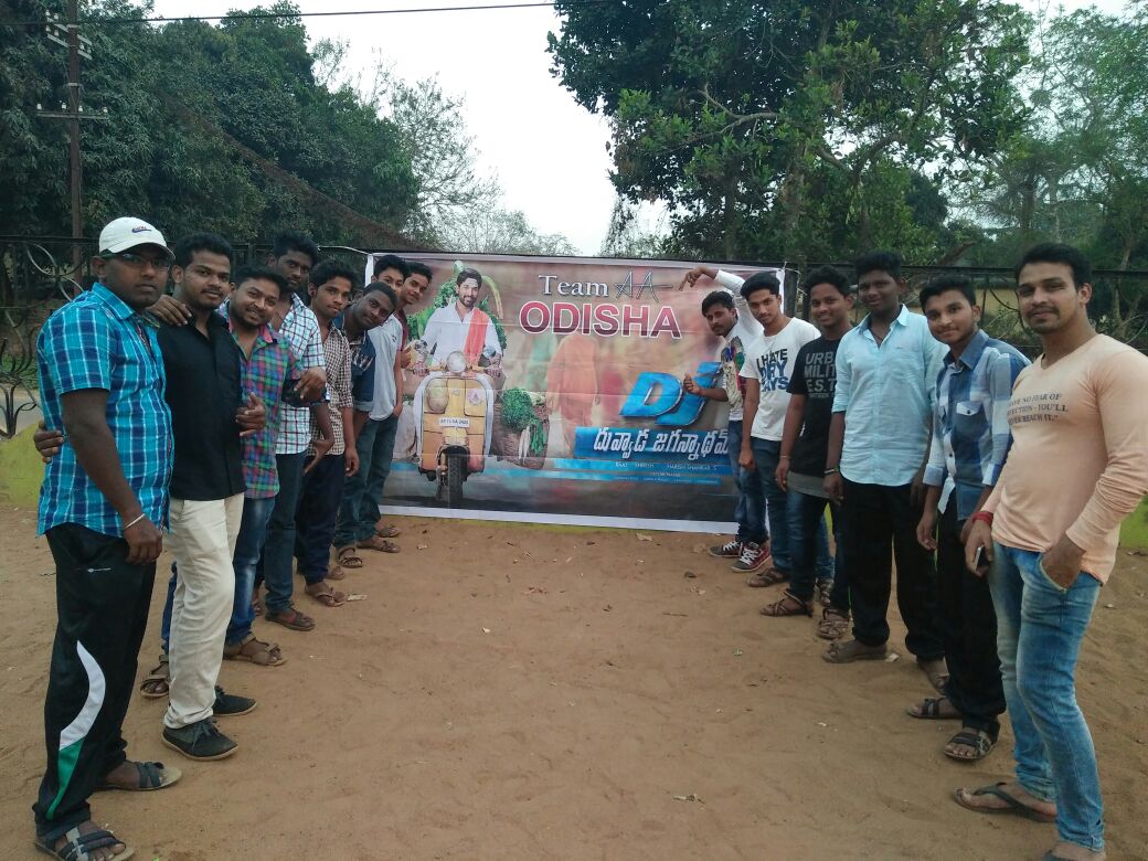 vsaikumarkosuri's tweet photo. #DJFirstLook Celebrations by #AlluArjunArmy Odisha 👌👌

@alluarjun #duvvadajagannadham 

#3YearsForDJSensation

 @alluarjun

 #Pushpa https://t.co/CkjT0kHfRc