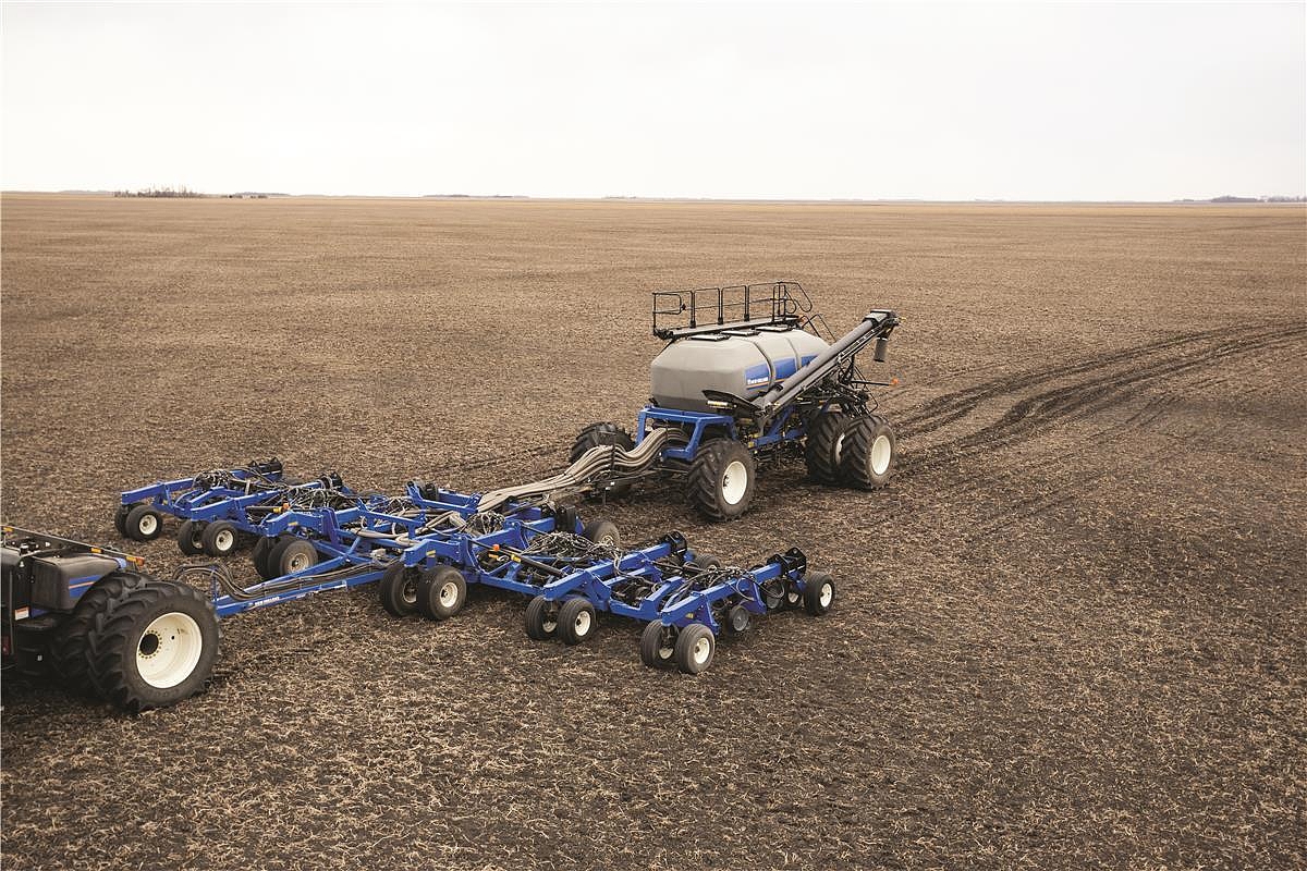 triagimp's tweet image. For uniform emergence, place seed and fertilizer precisely in a single pass with the P2082 double-shoot air disc drill. bit.ly/2B6LliN