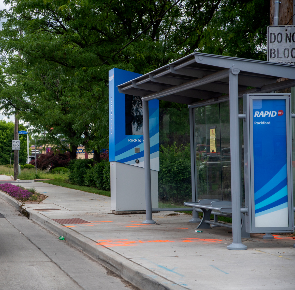 NewDixieHighway's tweet photo. Traffic alert: Starting today, workers will be installing fiber-optic cable that will improve traffic signaling and provide real-time information to RAPID stations along Dixie Highway. Some short-term lane closures will be required from Nobel Pl. to Algonquin Pkwy. northbound. https://t.co/AfepiBiV4Q