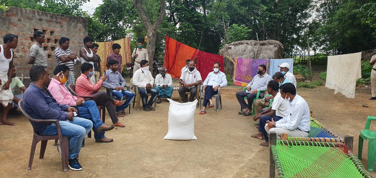 mpbidyutmahato's tweet photo. विगत दिनों पोटका प्रखंड देवली ग्राम निवासी दिलीप रजक, बिजली के तार के चपेट में आकर उनकी मृत्यु हो गई थी। आज उनके परिवार से मिल पुत्र को ढांढस बंधाया, साथ ही आर्थिक मदद के रूप में मेरे तरफ से Rs 10,000(दस हज़ार) नगद उनके पुत्र को दी गई और 50 किलो चावल परिवार को दी गई @dprakashbjp https://t.co/Ey9ZGZMv00