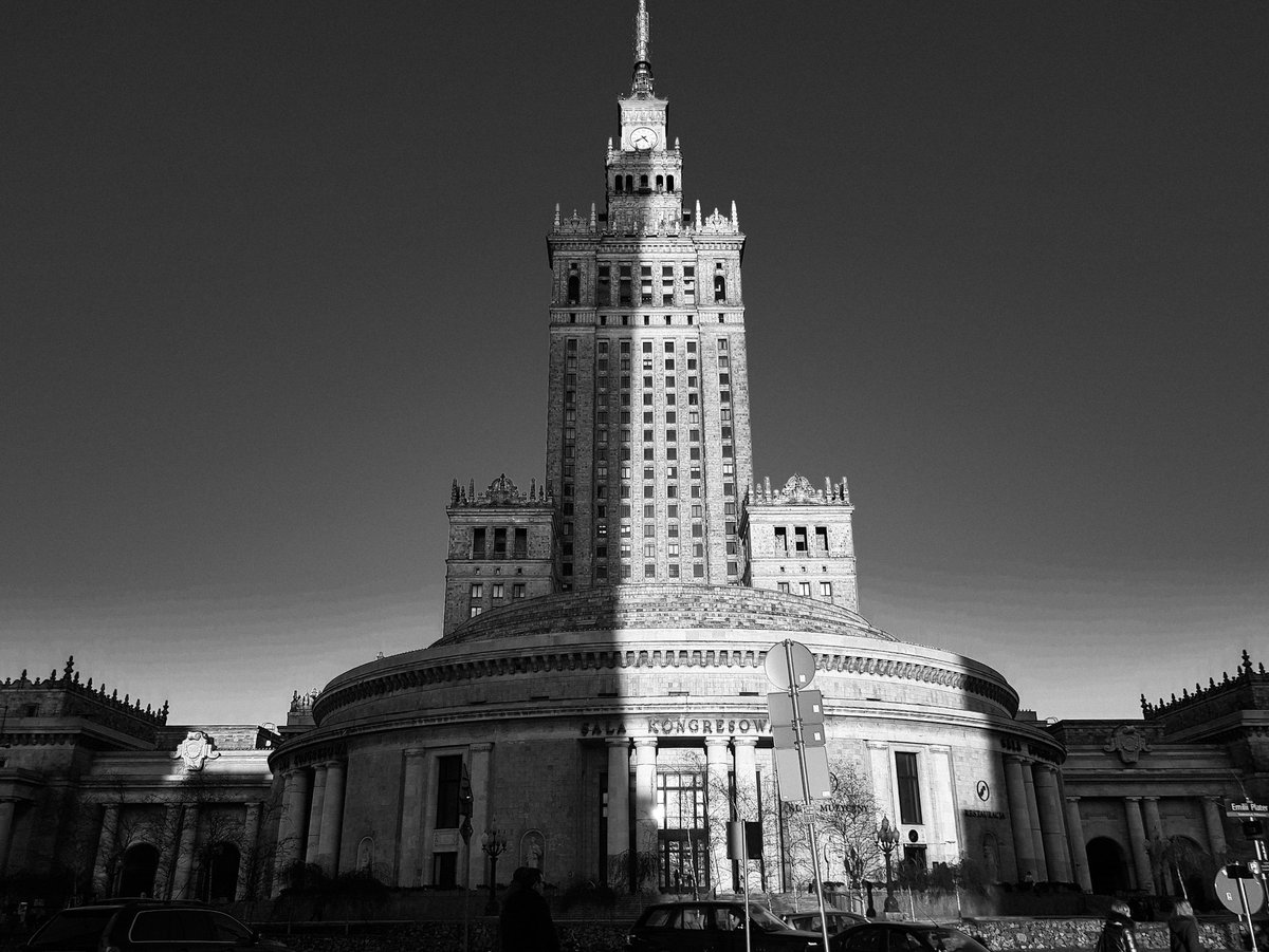 Late, afternoon shadows on the @PalacKultury. I Love this city!
#Warszawa #discoverwarsaw #bnwPoland