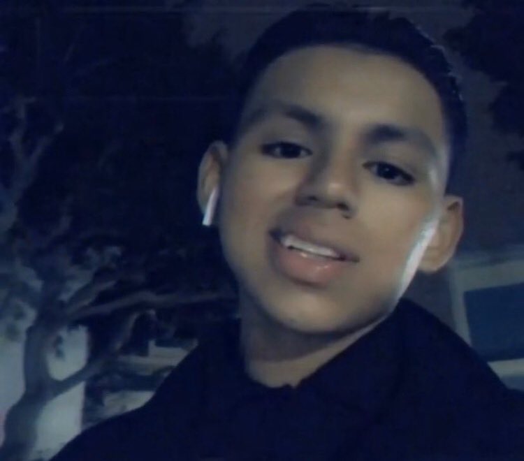 Andrés Guardado jeune Américain d'origine Salvadorienne de 18 ans a été abattu par la Police le 18 juin. Son seul crime est d'avoir couru en voyant la police... la police a détruite plusieurs caméras sur les lieux de leur crime et ont gardé les vidéos  #JusticeForAndresGuardado