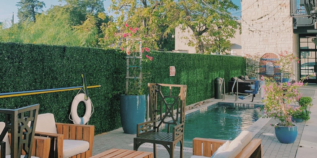InnCahoots's tweet photo. Summer is here! ☀️Our "sip and dip" pool is the perfect place to relax during Austin's hot afternoons! 🍹 https://t.co/OXfi55anlN