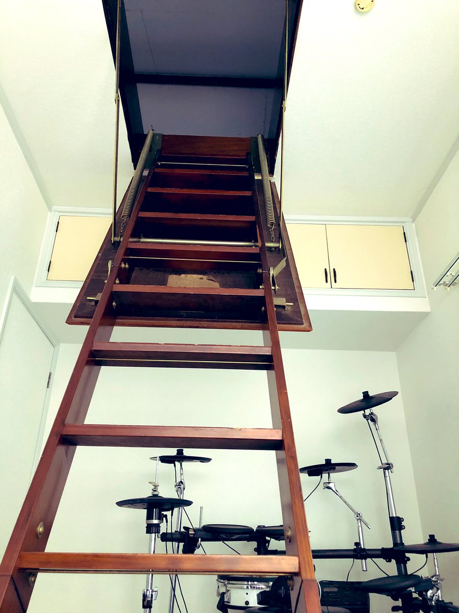 daisuke_drums's tweet photo. 家の片付け。
屋根裏部屋あるので何に使おうかとか引っ越す前ワクワクしながら考えてたけど、結局機材とか物置き部屋確定🏠 https://t.co/ILKWYbn9YJ