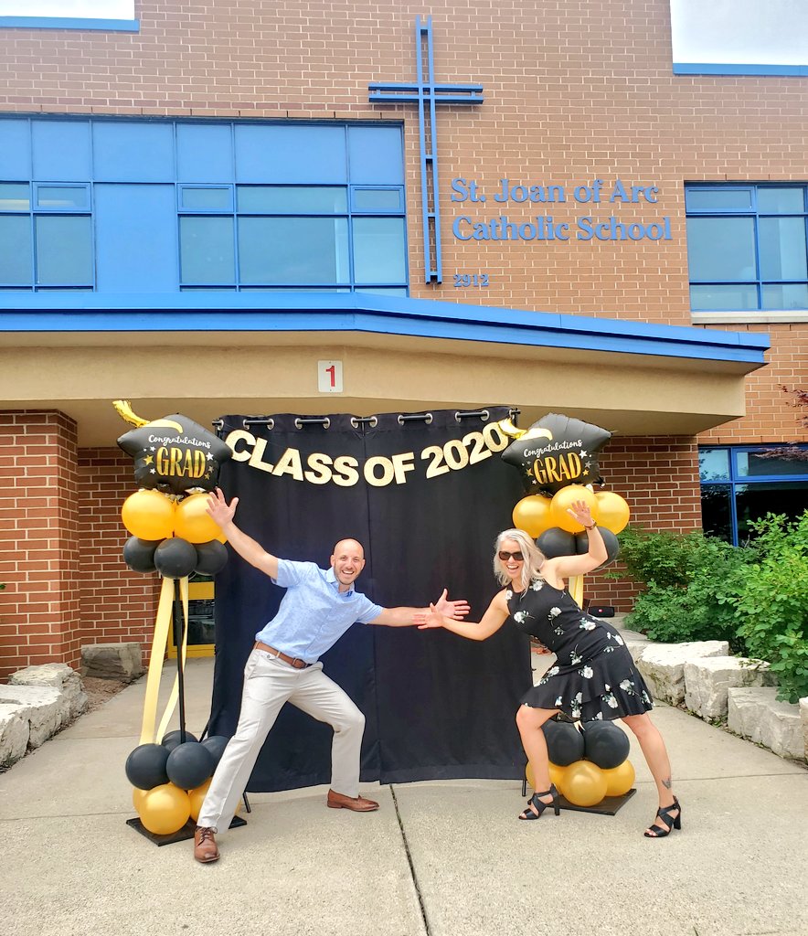 sjoa5's tweet photo. Congrats grads of 2020! 👨‍🎓👩‍🎓 All ready for curbside diploma pickup today! 🚗🎓🎉 @HCDSB @StephanyBalogh https://t.co/xNB1jCNA0T