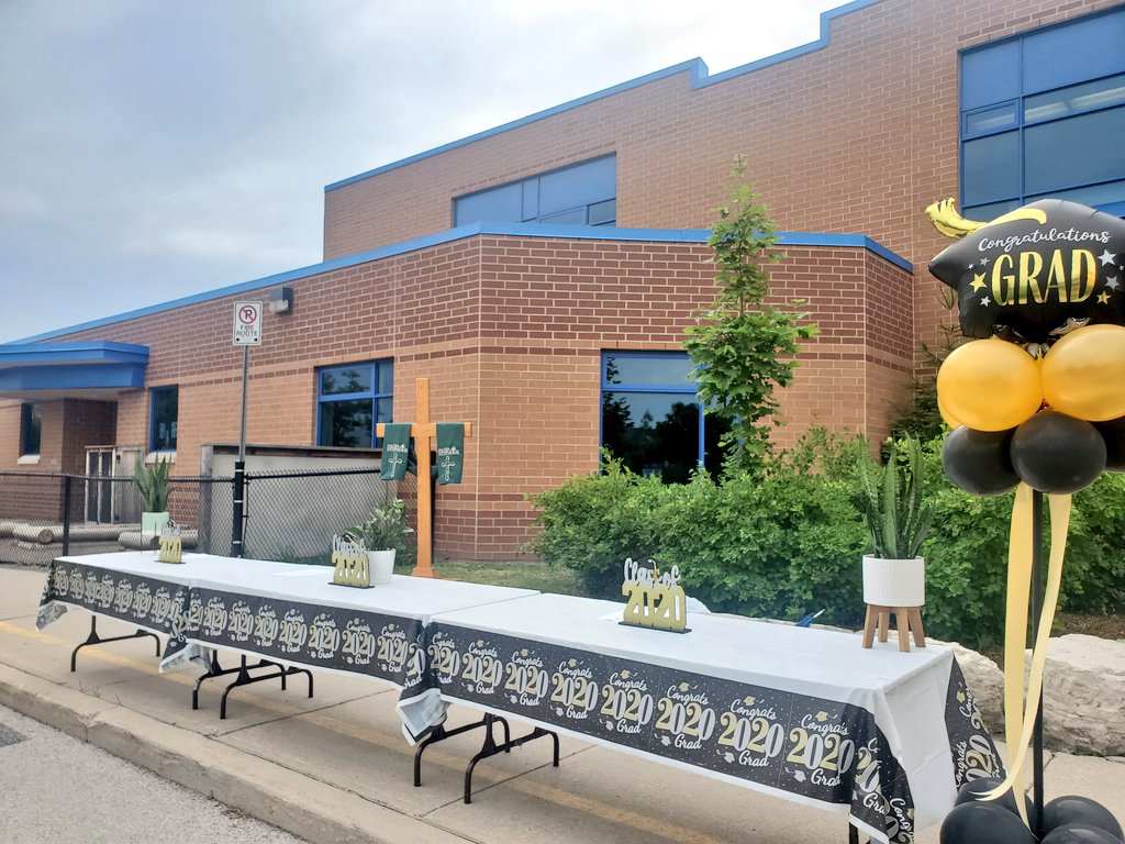 sjoa5's tweet photo. Congrats grads of 2020! 👨‍🎓👩‍🎓 All ready for curbside diploma pickup today! 🚗🎓🎉 @HCDSB @StephanyBalogh https://t.co/xNB1jCNA0T
