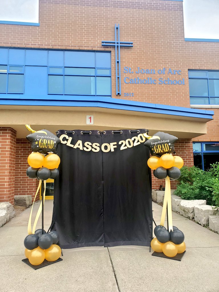 sjoa5's tweet photo. Congrats grads of 2020! 👨‍🎓👩‍🎓 All ready for curbside diploma pickup today! 🚗🎓🎉 @HCDSB @StephanyBalogh https://t.co/xNB1jCNA0T