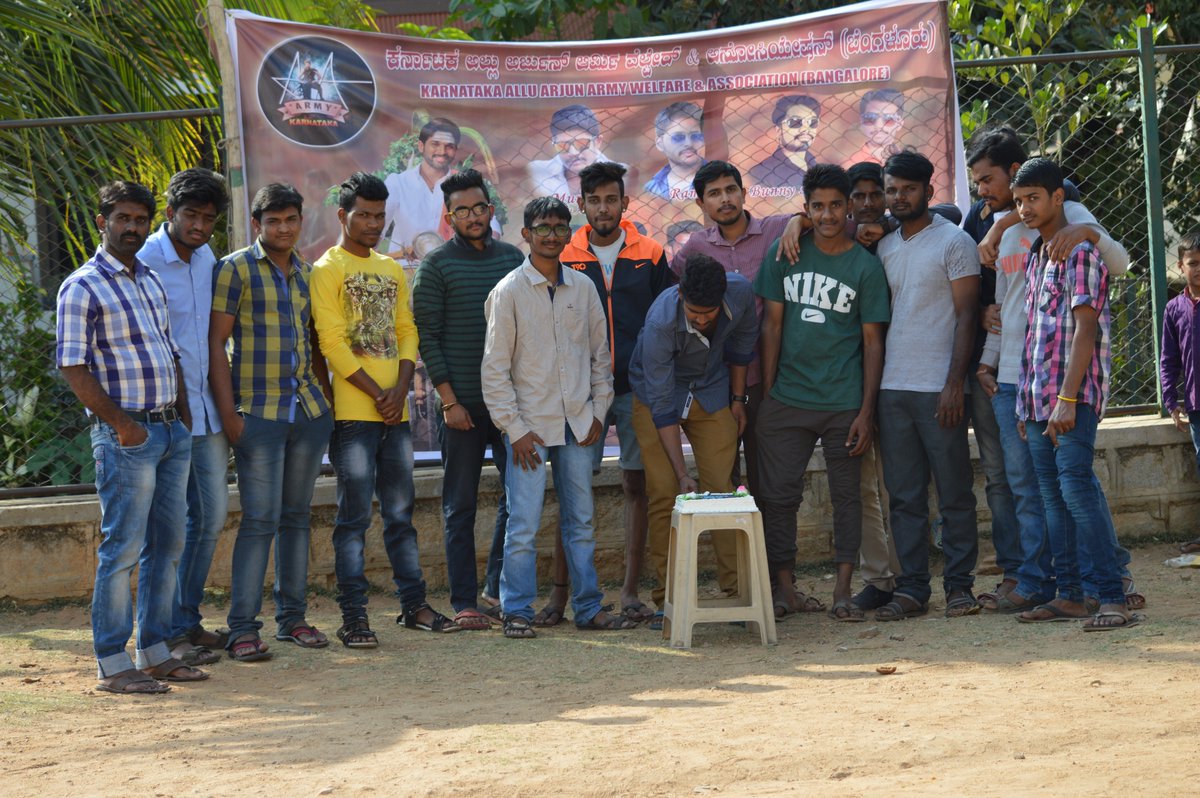 vsaikumarkosuri's tweet photo. #DJFirstLook Celebrations by #AlluArjunArmy Bangalore,Karnataka👌
@alluarjun #duvvadajagannadham 

#3YearsForDJSensation https://t.co/ovHSnHf1TJ
