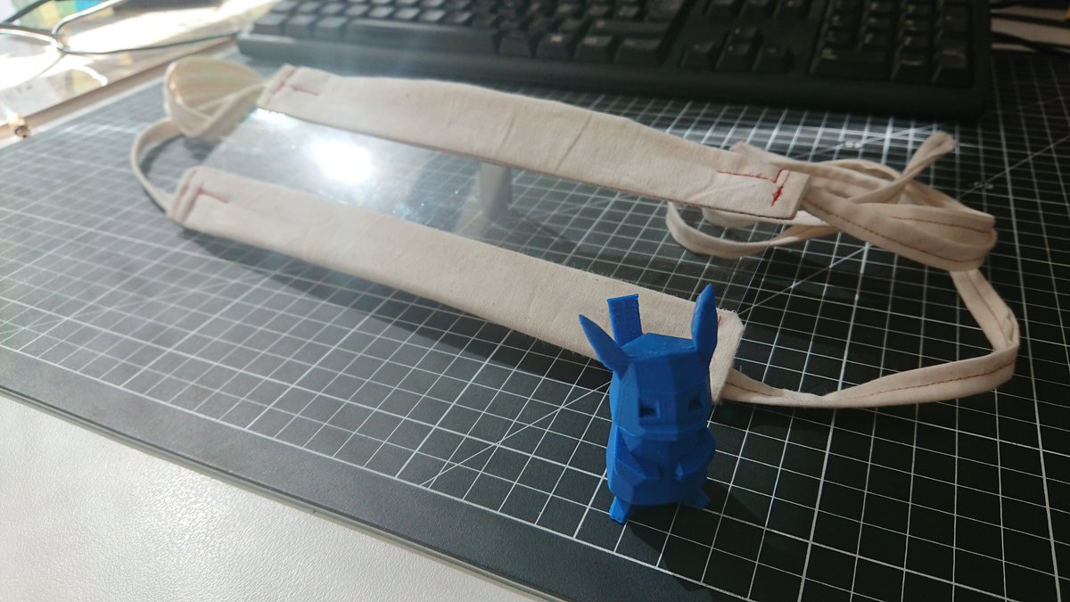 CyrZbib's tweet photo. Qui se cache derrière le masque ? La dernières activités du Corolab de @Durasbib a été de prototyper des masques adaptés pour les bibliothécaires sourds ou malentendants des bibliothèques de Paris. https://t.co/qDJ0Mr4kwP via @bibliopi  #bib2paris #prototype #corolab #sourd https://t.co/MgImwm97Cv