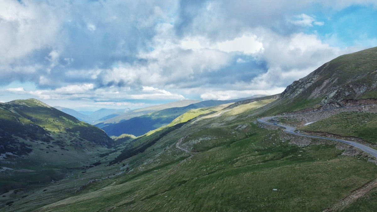 EuropeGenesys's tweet image. Astăzi te invităm la o #călătorie virtuală din #ValeaHiperboreei, #ValeaJIULUI prin #CheileJieţului până la Cabana #ObârșiaLotrului unde 🐟 păstrăvii la #grătar sunt nemaipomeniți 🐟 o #aventură prin timpuri demult uitate! 360 ° povestea-locurilor.ro/TRANSALPINA #TRANSALPINA #povestea