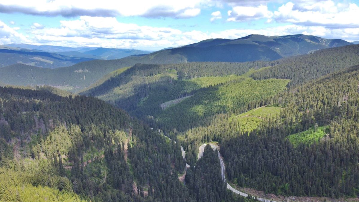 EuropeGenesys's tweet image. Astăzi te invităm la o #călătorie virtuală din #ValeaHiperboreei, #ValeaJIULUI prin #CheileJieţului până la Cabana #ObârșiaLotrului unde 🐟 păstrăvii la #grătar sunt nemaipomeniți 🐟 o #aventură prin timpuri demult uitate! 360 ° povestea-locurilor.ro/TRANSALPINA #TRANSALPINA #povestea