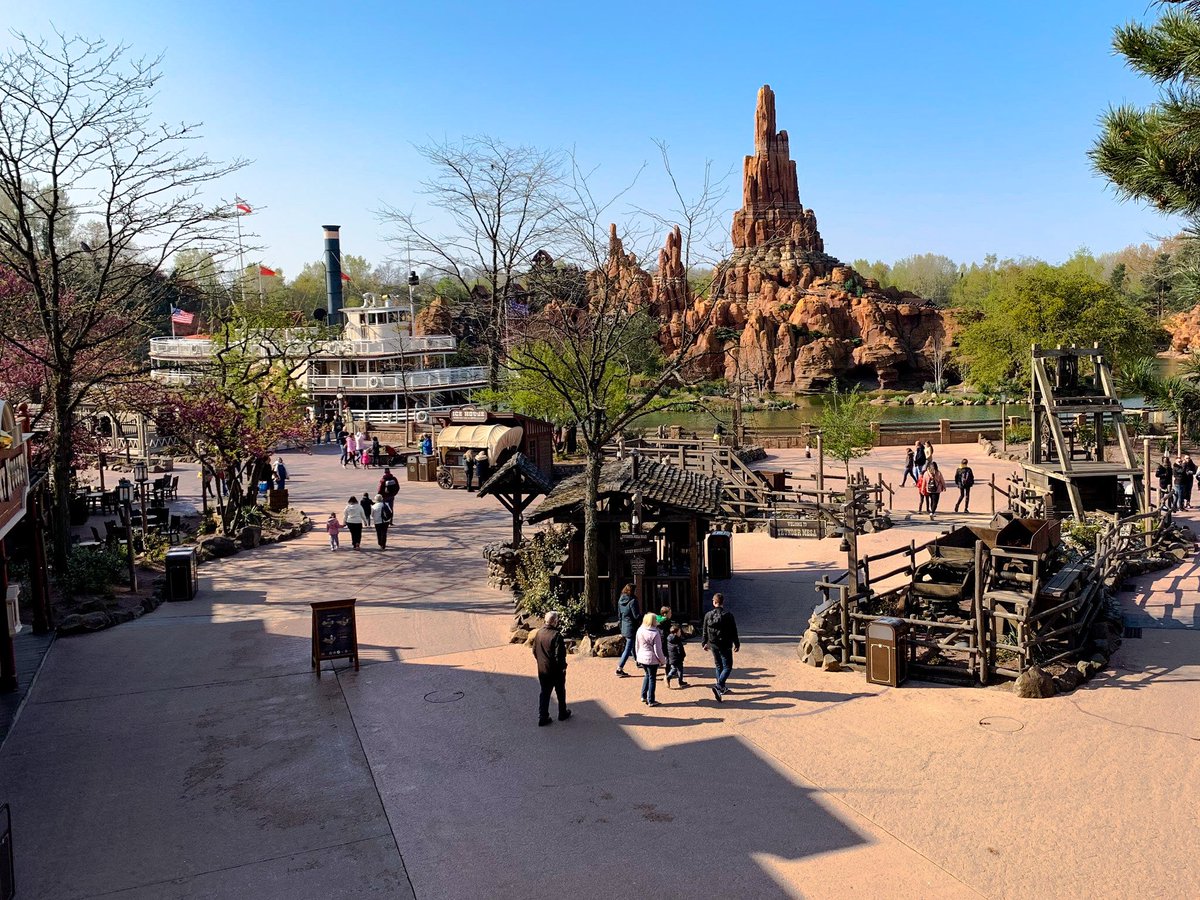 thedlpgeek's tweet photo. From 15th July, Disneyland Paris will have several health & safety measures implemented including:
• Limited capacity of both parks.
• Reservation required to visit.
• Social distancing.
• Face masks must be worn (guests over the age of 11).
#DisneylandParis #DLPReopening https://t.co/iwF73UArlW