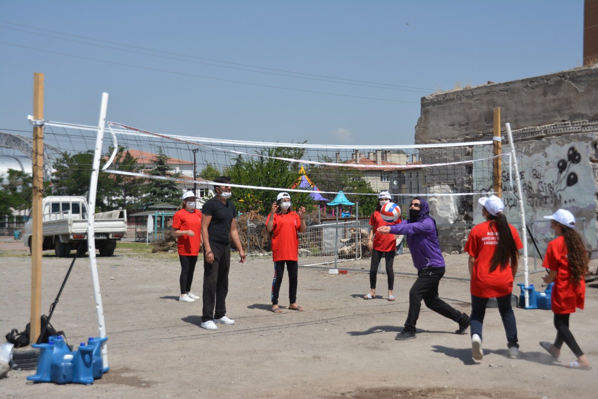 Osman Kavuncu mahallesinde Voleybol sevdalısı  bir babanın kurduğu file.  Bizler de görevimizi yaptık.<a href="/YakupDelikta1/">Yakup Deliktaş</a> <a href="/serkanekincii/">Serkan Ekinci</a>