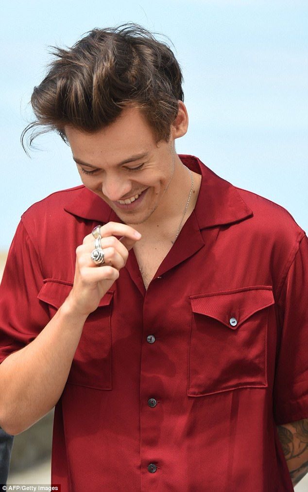 -Harry Styles and his beautiful dimples; a thread.