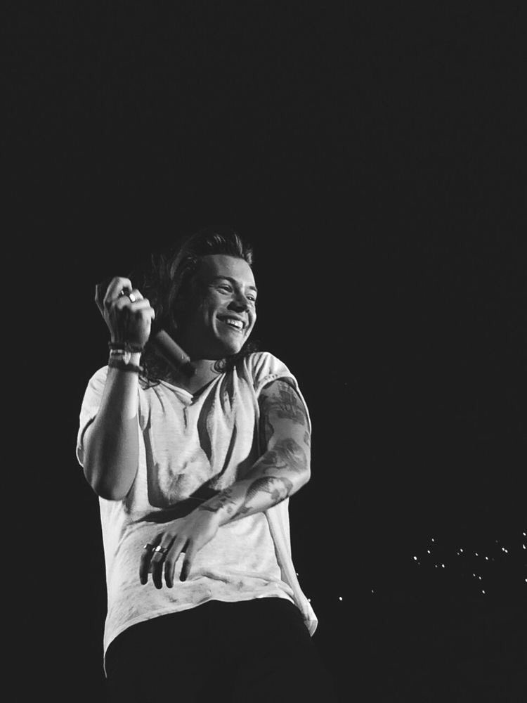 -Harry Styles and his beautiful dimples; a thread.