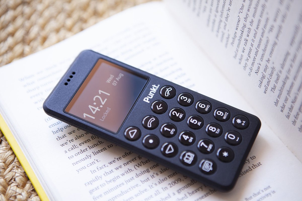 punkt's tweet image. Focus is at a premium in the #digitalage. The MP02 4G mobile phone makes it easier to be where you are. bit.ly/2UUw5g5
#technology_tamed #BBsecure #jaspermorrison #design #mininalistphone #phonedistraction #MP02phone #ITRW