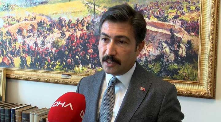 BirGun_Gazetesi's tweet photo. AKP’li Cahit Özkan’dan baro başkanlarının yürüyüşüyle ilgili ‘çığır açan’ eleştiri: Demokrasiden ve hukuktan bahsedip sokakta yürüyüş yapıyorlar
https://t.co/b7UnkWvxBL https://t.co/F660DruX87
