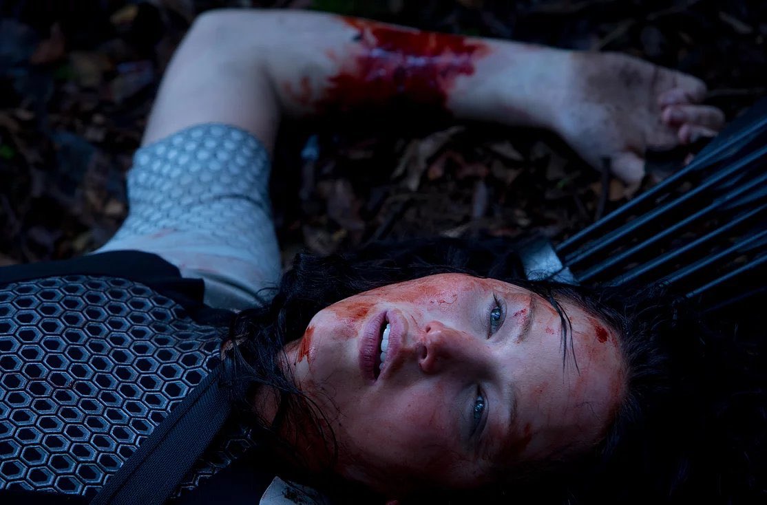 Throwback 🔥 EN: Jennifer Lawrence as Katniss Everdeen in Catching Fire.  SP: imágenes poco conocidas de Jennifer Lawrence como Katniss Everdeen en  En Llamas. #JenniferLawrence #KatnissEverdeen #TheHungerGames, image size:1114x734