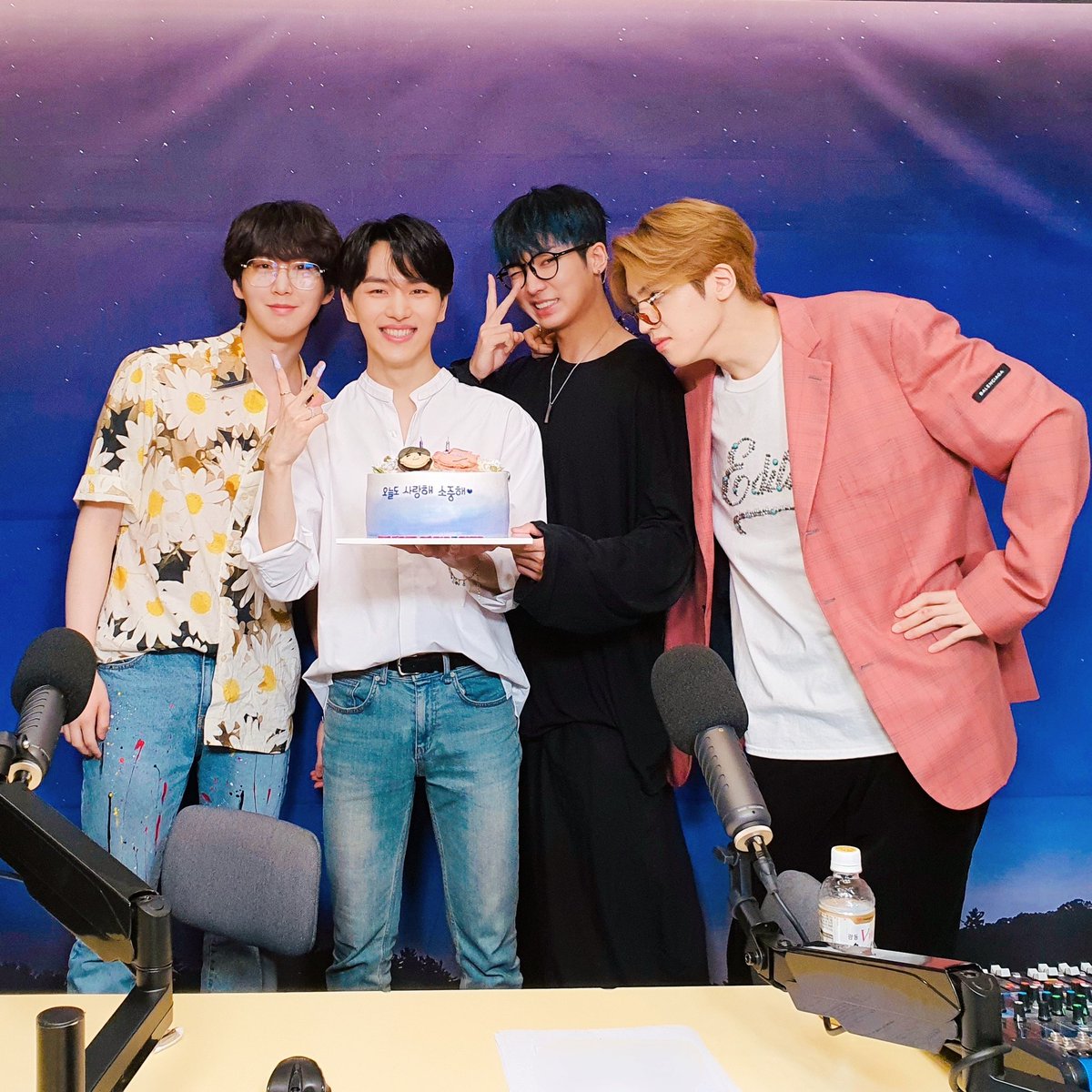 CUBE_PTG's tweet photo. [📸] 200622 @ #키Sing부스

유니버스와 꾸디가 세상에서 가장 사랑한 시간! 🕘 #키싱부스📻💜
스물 네번의 월요일, 꾸디 키노에게 힘이 되어준 모든 분들께 감사드립니다!

영원한 우리의 월요일! 
언제나 사랑해💜 소중해💜

#펜타곤 #PENTAGON
#키노 #KINO https://t.co/9TMLHuu0Z9