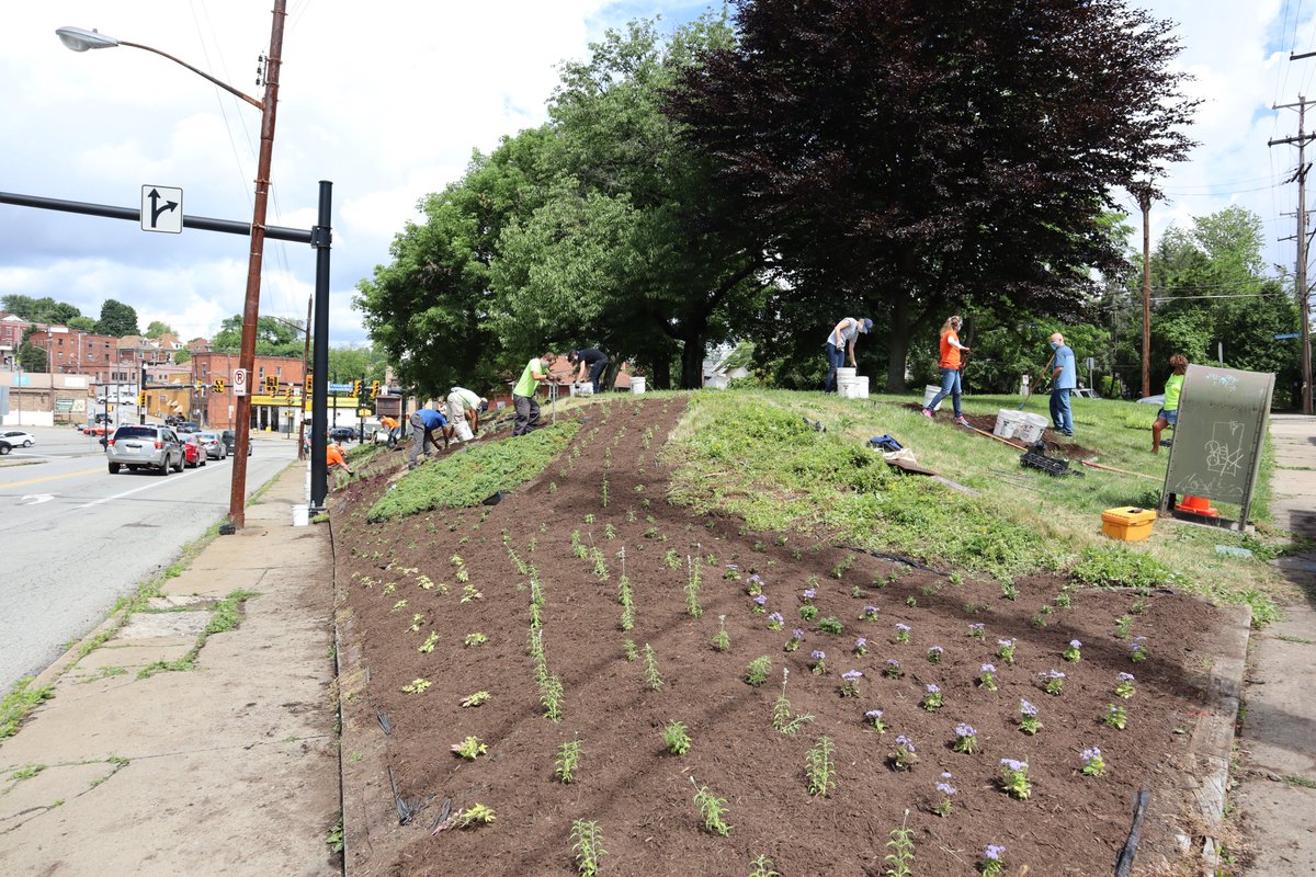DuquesneLight's tweet photo. Last Friday, DLC employee volunteers spent the day beautifying Squirrel Hill by partnering with @WaterLandLife to mulch and plant flowers. #PowerItForward https://t.co/I7LJyDKO87