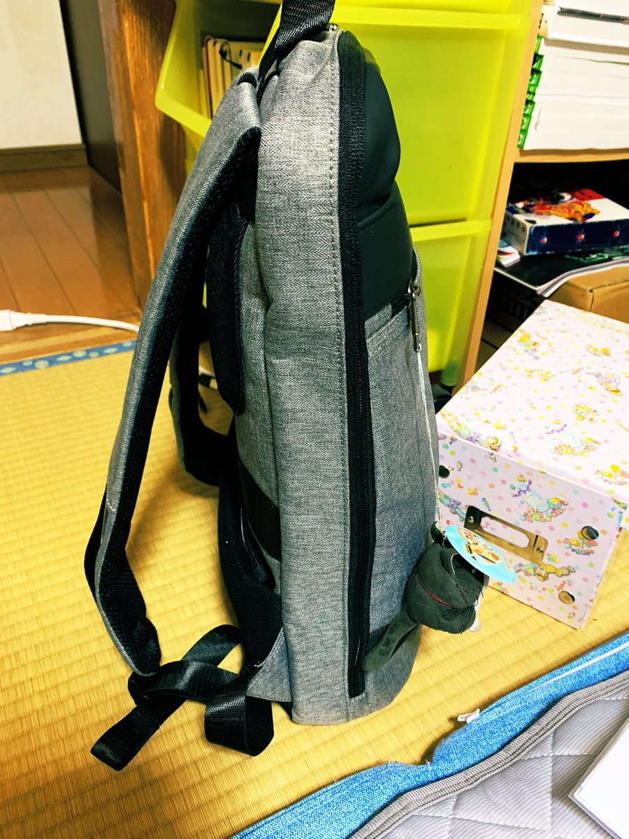 サキ 新しいリュック届いたよ スリムだけどたくさん入るし 中を開けると見えやすい網目のポケットとか 背中の部分には財布とか 貴重品入れることが出来るジッパー付きのポケットもあって防犯対策も出来てとってもスマート W