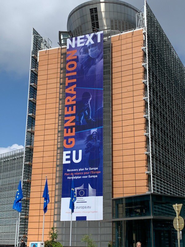 AmericanEUDude's tweet photo. You’ll never look at a Berlaymont banner the same way again.
The old ones are getting chopped up — sorry, upcycled — into these bags. I just got one and it is #TotesAdorb
Looks like I got part of the R in #TeamJuncker? A dude can dream
#EUStrivesForMore https://t.co/wzvkL2rAuC