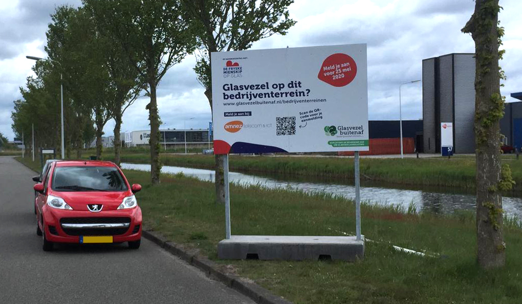 Glasvezel buitenaf legt op de bedrijventerreinen in #Joure glasvezel aan. Wij plaatsten verschillende #projectborden in de regio, om ondernemers hierop te attenderen. Ook uw project, dienst of product onder de aandacht brengen? signmatch.nl/uitgelicht/pro…