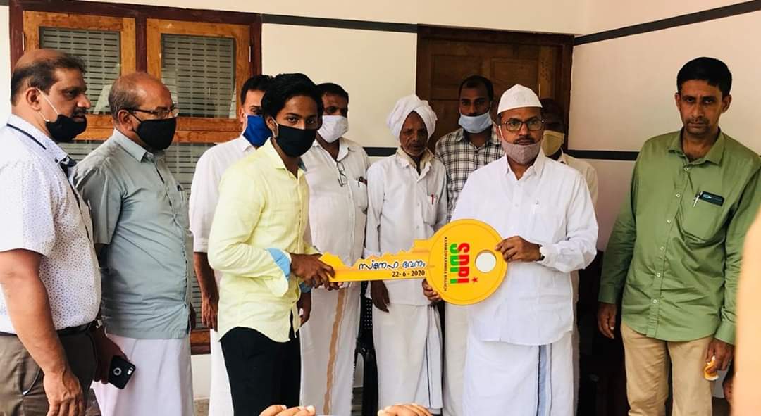 എസ്.ഡി.പി.ഐ കണ്ണാടിപ്പറമ്പ് ബ്രാഞ്ച് കമ്മിറ്റിയും സാന്ത്വനം റിലീഫ് സെല്ലും  സംയുക്തമായി നിര്‍മാണം പൂര്‍ത്തീകരിച്ച സ്‌നേഹ ഭവനത്തിന്റ താക്കോല്‍ ദാനം സംസ്ഥാന പ്രസിഡണ്ട് പി അബ്ദുല്‍ മജീദ് ഫൈസി നിര്‍വഹിച്ചു.