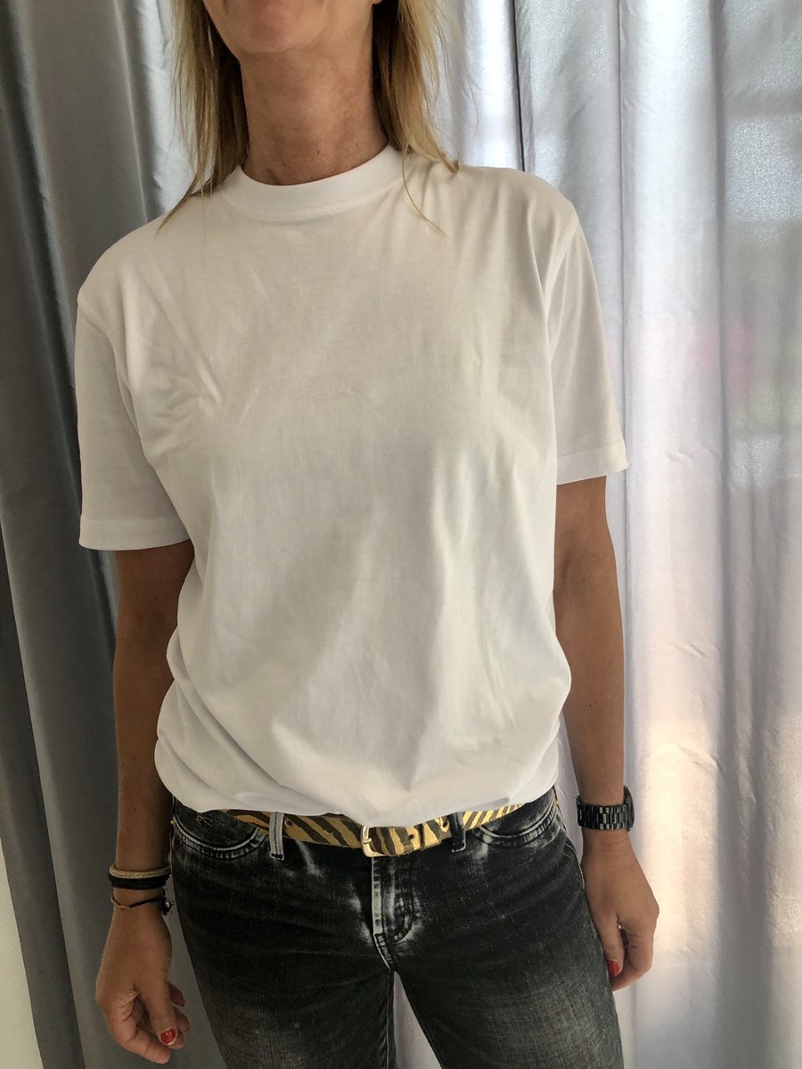 BasicModeShop's tweet image. Het klassieke witte T-shirt is nu ook een hit bij de dames ! Nooit meer nadenken wat je aan moet trekken 😉✅ 

Al jaren is het basic classic shirt een original onmisbaar item ✔️ 

Twee stuks voor 19,95 euro 👇 Vanaf maat S 
Ook in het zwart. 

basicmode.nl/merken/garage-…