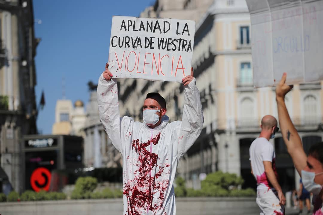 OrgCriticoMad's tweet photo. 🗣 "Con esta acción queremos recordar que si alguien sabe de #pandemias y #confinamientos, somos nosotres. 
Que una pandemia arrasó nuestra comunidad y si nadie movió un dedo fue porque somos las otras, las que no importan.....👇🏿

Acción @OrgCriticoMad
📸 @AHynkel https://t.co/gv70P2SIAM