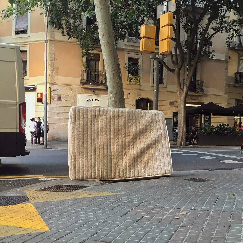 _dazzad_'s tweet photo. Mattress 
#city #urban #urbandecay #citylife #bcn #outandabout #streetphotography #street #neighborhood https://t.co/H9winFeO6y https://t.co/JYvzFJagHQ