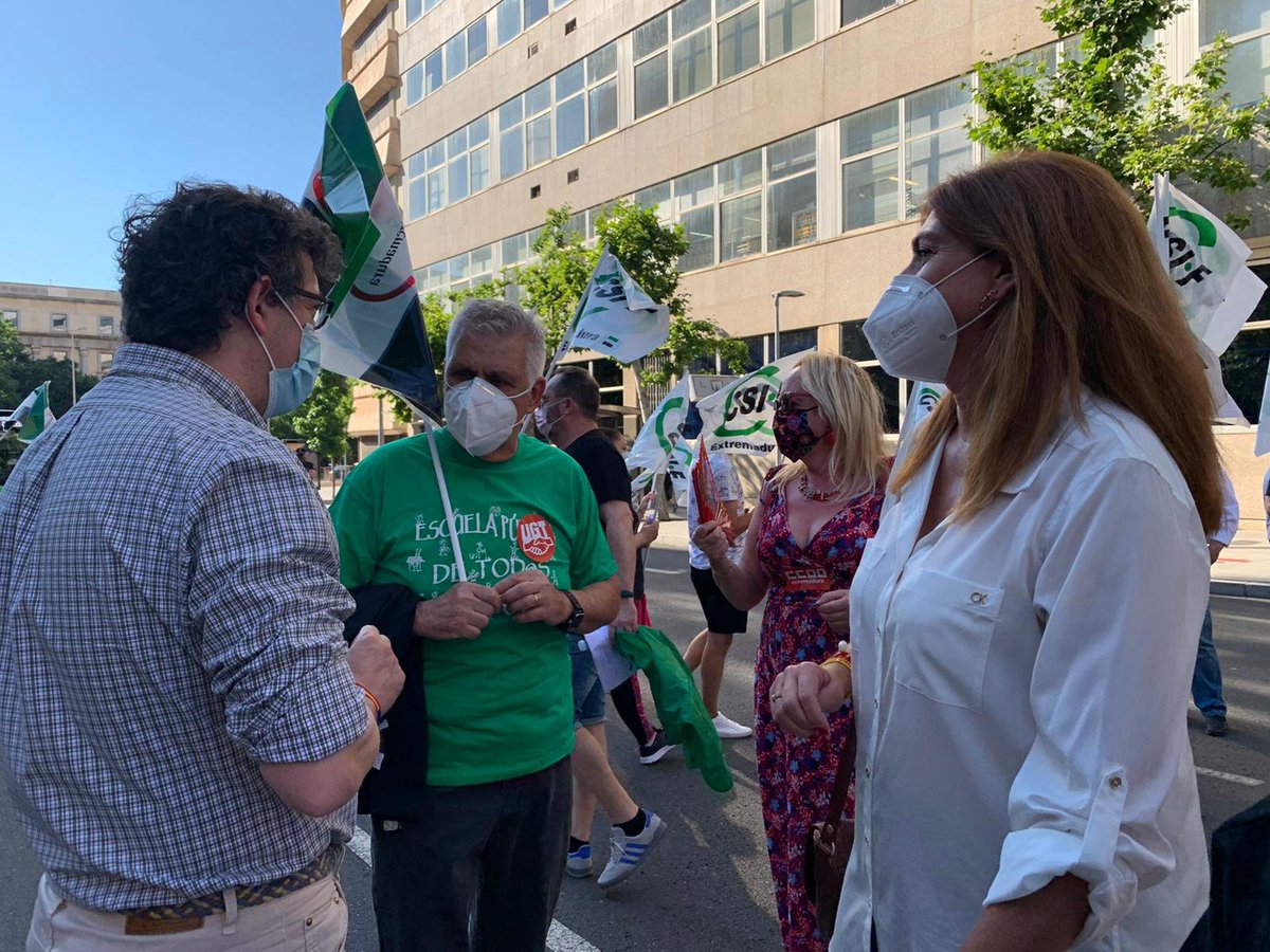 El PP de Extremadura está hoy 𝗿𝗲𝘀𝗽𝗮𝗹𝗱𝗮𝗻𝗱𝗼 𝗮 𝗹𝗼𝘀 𝘀𝗶𝗻𝗱𝗶𝗰𝗮𝘁𝗼𝘀 𝗲𝗱𝘂𝗰𝗮𝘁𝗶𝘃𝗼𝘀 𝗲𝗻 𝘀𝘂𝘀 𝗺𝗼𝘃𝗶𝗹𝗶𝘇𝗮𝗰𝗶𝗼𝗻𝗲𝘀. La nueva normalidad es un tijeretazo brutal a la enseñanza y un incumplimiento de compromisos vergonzoso de Vara.