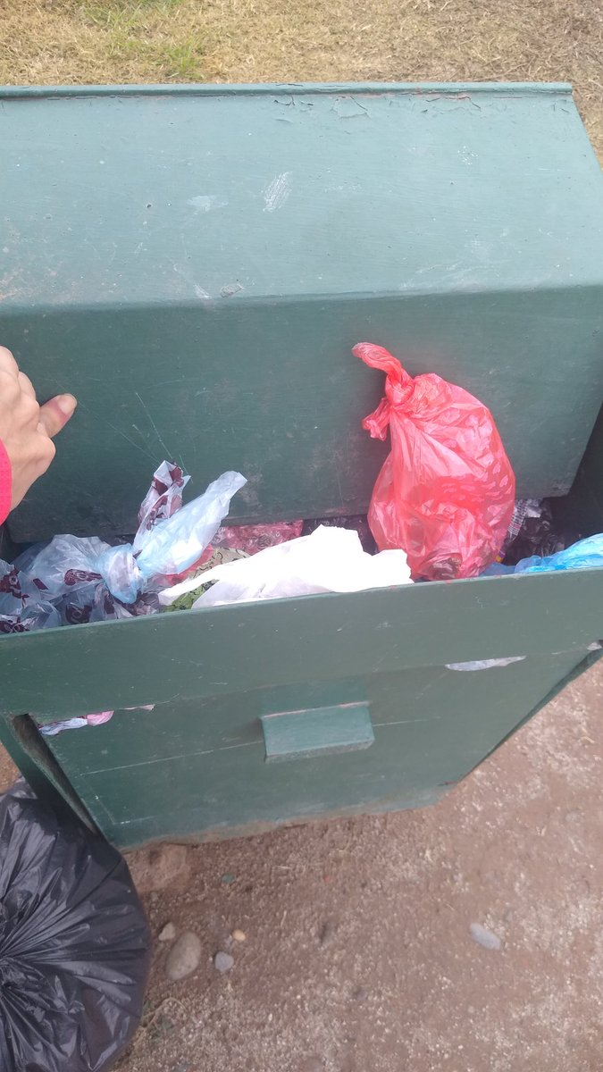 ssuh14's tweet photo. @MuniNunoa en este estado se encuentra el recolector de desechos animales de la plaza de juegos que se encuentra en Pericles con Salvador Sur. Para evitar que los desechos estén tirados en el suelo los vecinos recolectaron parte de los mismos en bolsas. Por favor atender.Gracias https://t.co/N0H9Jo5jyY