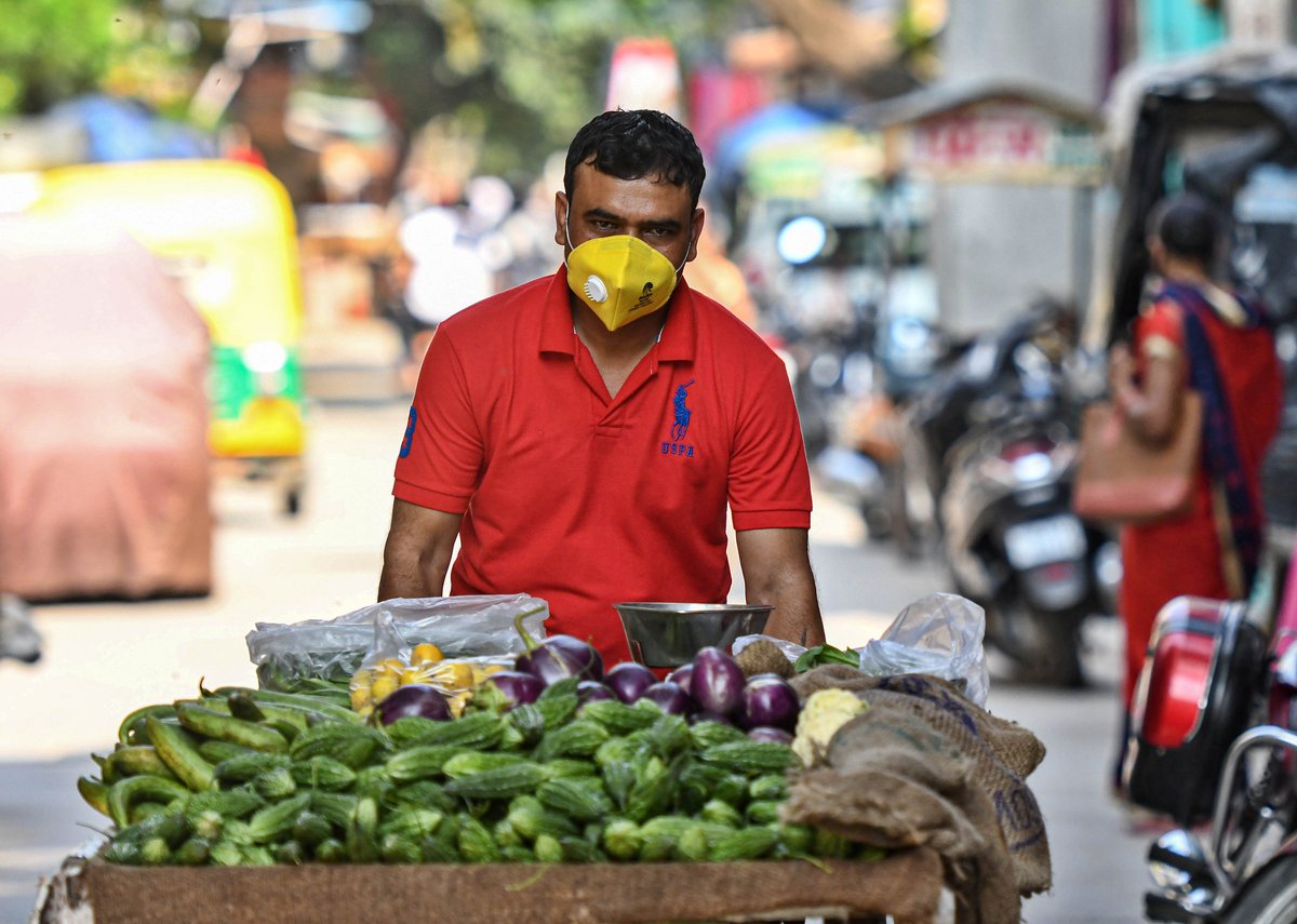 htdelhi's tweet photo. Out of work, Delhi govt guest teachers selling fruits on cart, repairing bicycles to make ends meet

(reports @Iftikharfariha) 

https://t.co/AQWxrexC3d https://t.co/vCjWSdwmR1