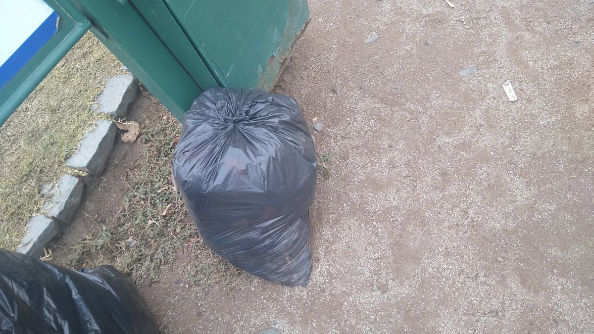 ssuh14's tweet photo. @MuniNunoa en este estado se encuentra el recolector de desechos animales de la plaza de juegos que se encuentra en Pericles con Salvador Sur. Para evitar que los desechos estén tirados en el suelo los vecinos recolectaron parte de los mismos en bolsas. Por favor atender.Gracias https://t.co/N0H9Jo5jyY