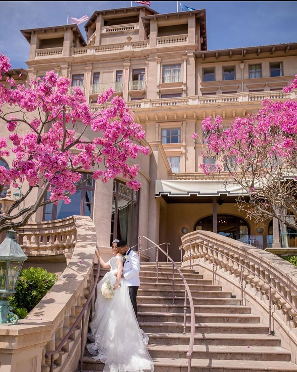 LABanquets's tweet image. This #couple looks like royalty on the steps of the #GlenoaksBallroom. 🤩#LABanquets
Photo by: @sarahnaji93 on Instagram