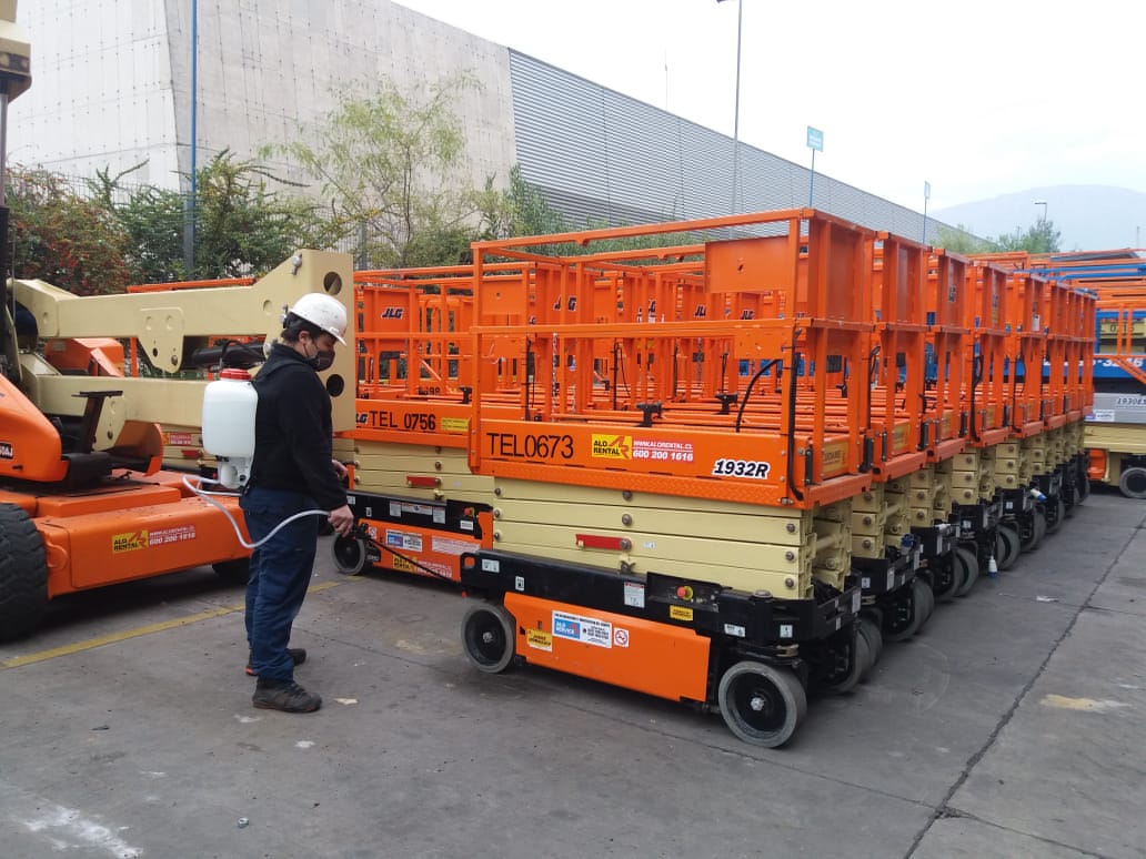 Alo_Group's tweet photo. #ALORental y protocolos de limpieza para entregas de equipos. Contáctenos a través de sitio web para arriendo de alza hombres en red de sucursales en #Chile. Ingrese aquí: https://t.co/1mP3fZdcHy https://t.co/2St0nn1LLh