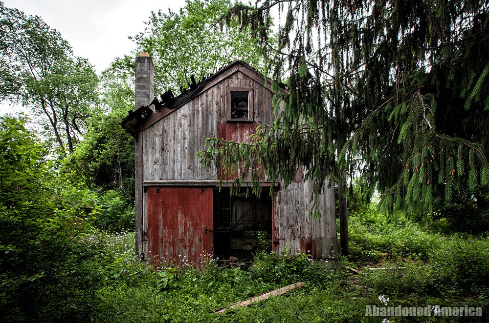 6/ The place I photographed was a poor farm, built in a rural area so people could grow their own food - making them less of a burden and removing them from the town center. The original 1830s building burned in 1923, killing a number of residents, and was rebuilt.