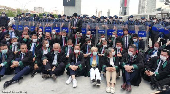 Bir halifelik sevdasına düşen uzun oğlanın “bunları alt edersem gerisi kolay” düşüncesini hayata geçirdiği o günlerde amasız fakatsız hukuğa sahip çıkmayanlar bugün ülkenin başkentine sokulmuyor...

Demezler mi adama aklın o zaman neredeydi be adam diye?

HerkeseAdalet İstiyoruz