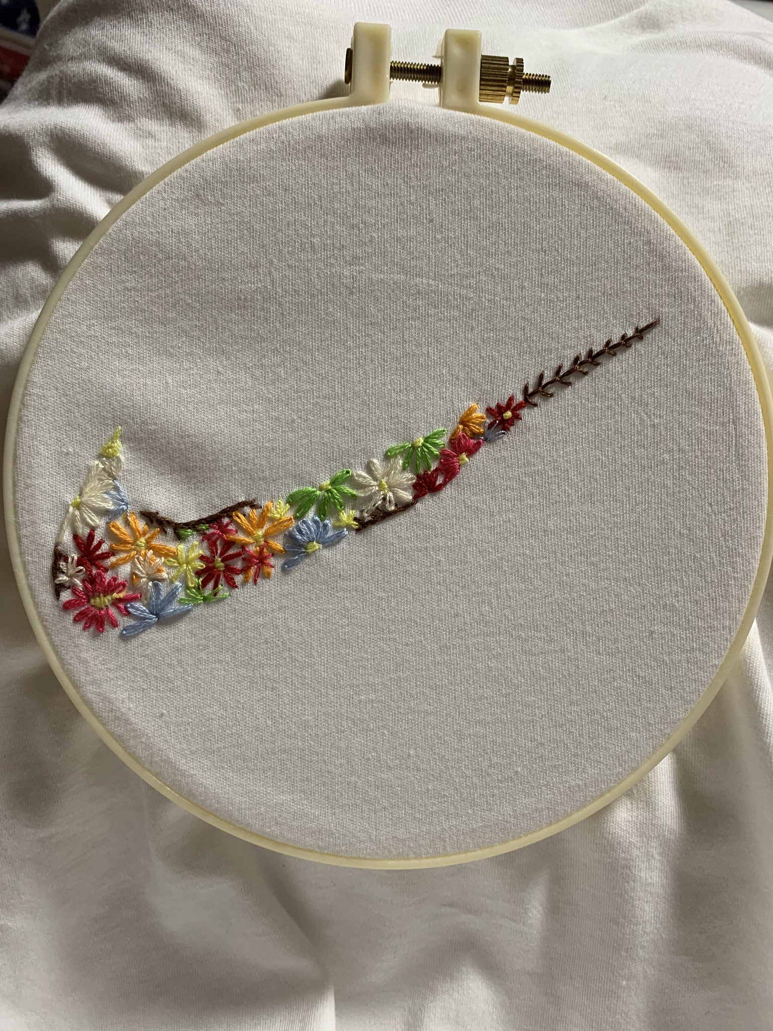 ゆちこ 刺繍でnikeロゴ縫ってみた 必要品は全部ハンズマンで購入 制作時間2日 下書き無し 1発裁縫 刺繍 初心者 Nike Tiktok T Co Zhrdzycodv Twitter