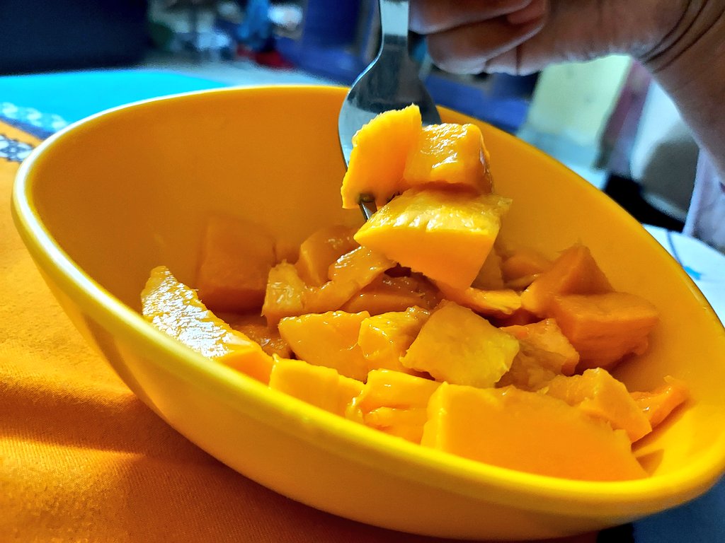Ruhe_zindagi's tweet photo. Jab aadhi raat ko bhookh lag jaye...aur Aam mil jaaye... toh Baat ban jaaye😋😍😋
#slowexperiences #latenighttwitter
#garmiyonkibaat #AamLover
@SlowFoodsIndia @TheSlowMovement https://t.co/mdgcfsx80b
