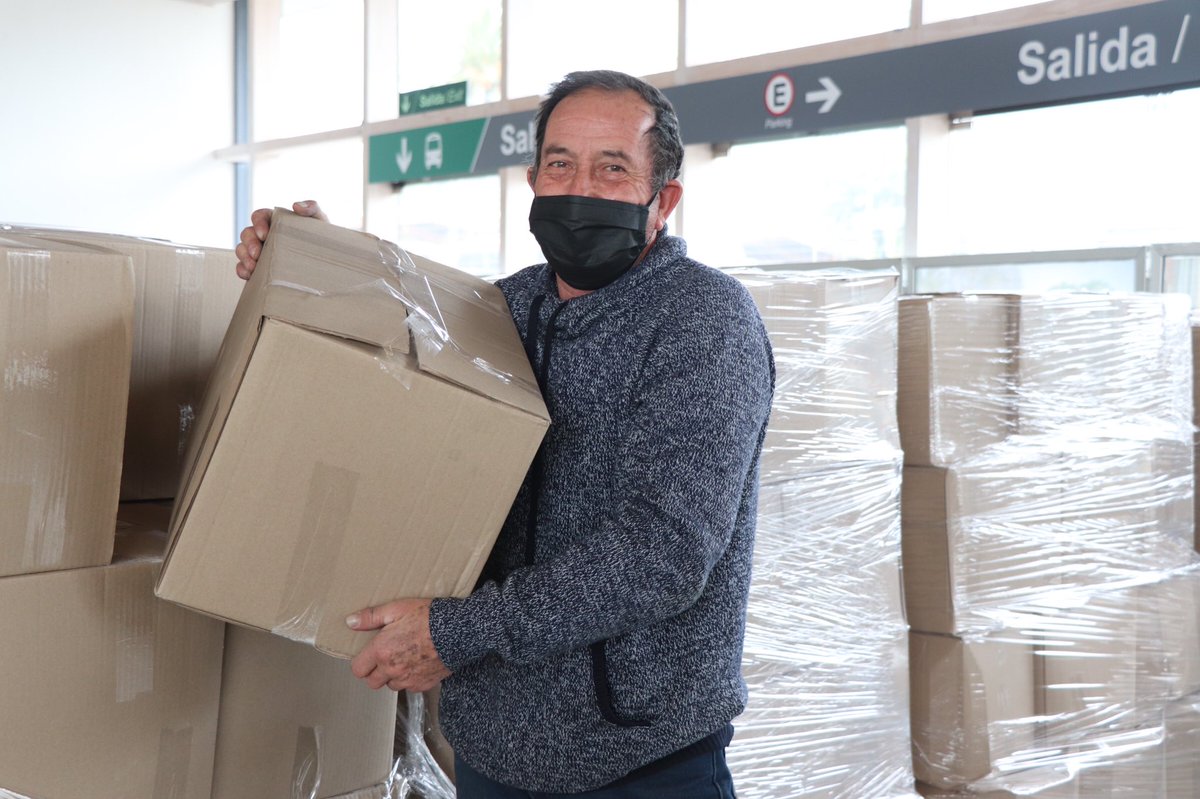 voceriavalpo's tweet photo. 🙌 Agradecemos y valoramos el trabajo de cada una de las personas que a diario nos ayudan en este importante desafío. Estos #AlimentosParaChile van en beneficio a las familias más vulnerables de nuestra Región de Valparaíso. #CuidémonosEntreTodos 🇨🇱♥️ https://t.co/74H2haYeOW