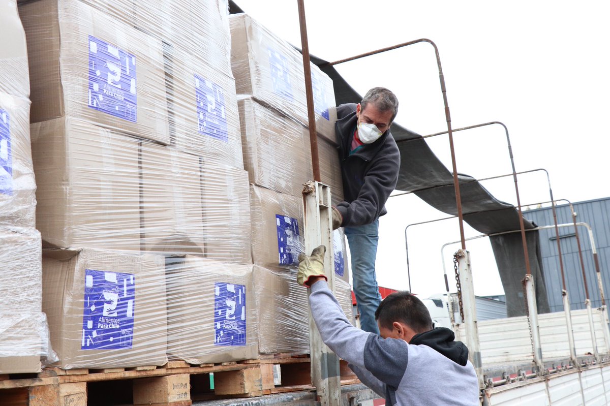 voceriavalpo's tweet photo. 🙌 Agradecemos y valoramos el trabajo de cada una de las personas que a diario nos ayudan en este importante desafío. Estos #AlimentosParaChile van en beneficio a las familias más vulnerables de nuestra Región de Valparaíso. #CuidémonosEntreTodos 🇨🇱♥️ https://t.co/74H2haYeOW